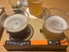 左がほうじ茶テースト、右が東京オリジナル。「インディの《飲むリエ日誌》 其の參拾六本目」