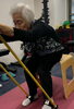 お子様だけでなく、89歳のお客様はソーラーポールを使用した脳と身体の体操とストレッチを行っております「子供の脳の発達と同側動作の関係はあるのか？」