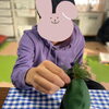 オアシスに杉の木を刺すよ！「あかとんぼでの季節のイベント☆花育実施！本物の植物を使ってクリスマスツリー作り🎄《子どもたちのお困り事を解決！高松市の児童発達支援・放課後等デイサービス》」