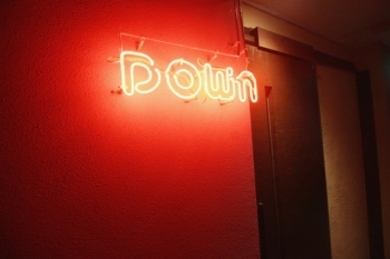 ラベンダービル2階「DOWN」のネオンサインが目印「BAR DOWN」