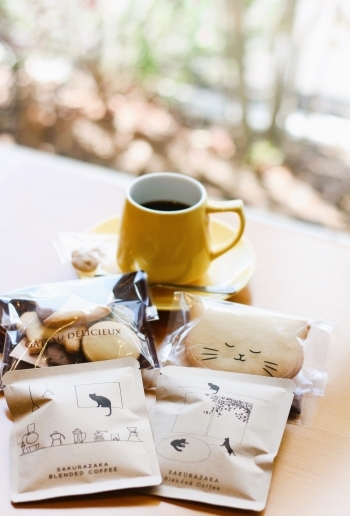 オリジナルブレンドコーヒーや焼菓子は手土産にも好評です。「かぎのしっぽ SAKURAZAKA Cafe」