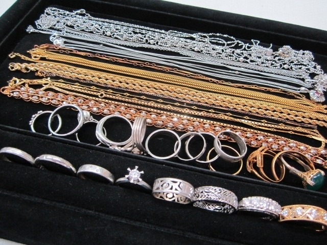 「指輪、ネックレス、ブレスなど貴金属を高価にてお買取りしております！」