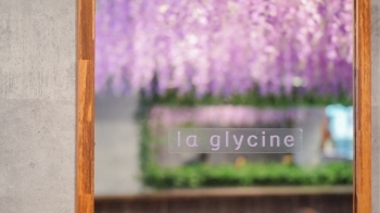 壁にある鏡越しに撮影すると、映える素敵な一枚が撮れますよ♪「la glycine」