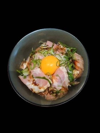 きなこ豚レアチャーシュー丼（300円）「ラーメン亀徳」