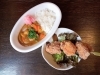 生もつ使用「魚沼もつカレー」と、大ぶりの「Sioからあげ」。「ORANGE kitchen」