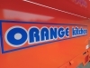 オレンジに青は、応援しているサッカーチームのチームカラーから「ORANGE kitchen」
