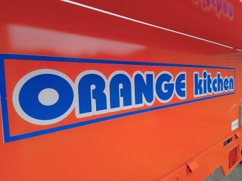 オレンジに青は、応援しているサッカーチームのチームカラーから「ORANGE kitchen」
