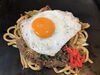 鉄板牛すき焼きうどん玉子付き　1.450円（税込）「おすすめ！テレビで話題の鉄板生えび焼き＆牛すき焼きうどんのご紹介／お好み焼き・鉄板焼きしぐれ/磯子区岡村」