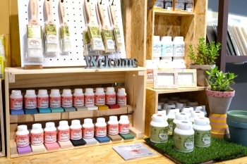 初心者の方でも塗りやすくムラになりにくい塗料も販売しています「CRAFT COLOR SHOP iro-iro」