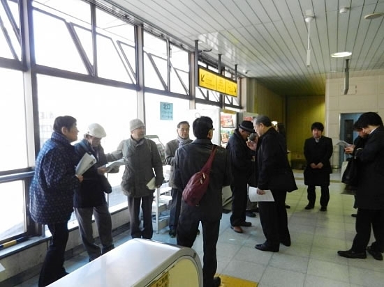 訪問見学する12人のマイスターの方々はJR武蔵小杉駅集合
