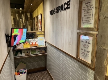 TV付きのキッズルーム！　絵本やおもちゃも置いてあります。「Italian Kitchen VANSAN 千葉中央Mio店」