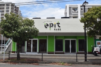 JR早岐駅東口から道沿い
白い屋根と緑の外壁が目印♪「epit PARK」