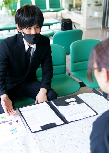 事前相談の様子。※ご自宅などへ出張対応もいたします。「(株)泉公益社 出水斎場」