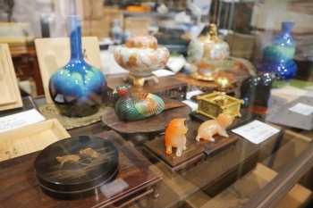 明治時代の九谷焼ティーカップや、東洋彫刻など珍しい物ばかり「（有）カネヒョウ」