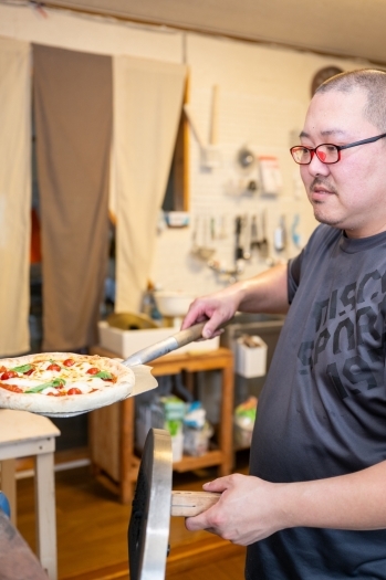 開店にあたりピザ窯を新調しました。焼きたての味を召し上がれ。「Yakitori pizza otsu」