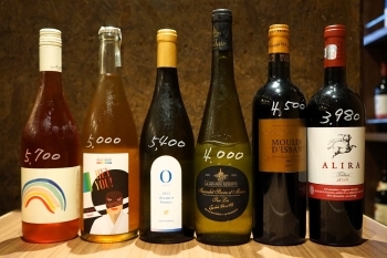 ボトルは3200円～　グラスワイン有
ワインの持ち込みも可能です「ワイン食堂 8-FLAG」