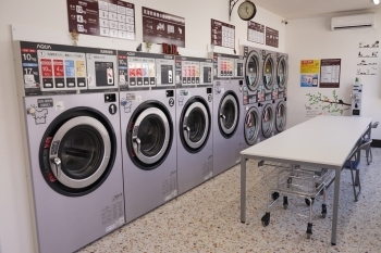 二次元コードを読み込むと、洗濯終了時間を確認できるシステムも「合同会社はるみ」