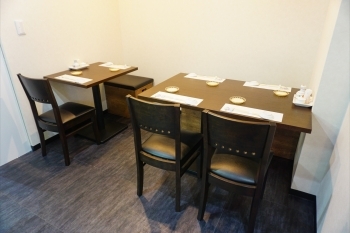 テーブルとカウンターで23席。清潔感ある居心地よい空間です。「寿司割烹 隆」