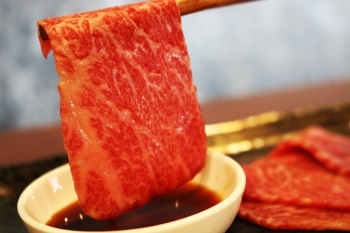 肉刺しは旨みと甘みをしっかり閉じ込めた和牛ならではの味わい「一途」