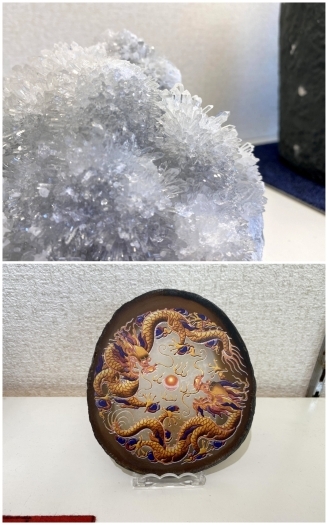 上：クラスター水晶
下：龍の入ったメノウプレート「三嶋水晶 にしき」