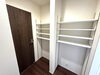 金谷根岸町２号棟🏠パントリー「【みらいエコ補助金７５万円対象物件】島田市金谷根岸町が完成✨全２棟🏠金谷小徒歩１１分・金谷中徒歩６分🏫駐車スペース広々！今なら選べる！それぞれ違う間取り・外観です✨島田市でお家を探すなら不動産の39へお任せください🐰🏠」