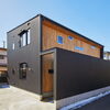 「それぞれの生活スタイルに合わせた2世帯住宅🏠【《天然板》×《ガルバリウム鋼板》を使った完全オーダーメイドの家づくり　注文住宅なら『清水住建』】」