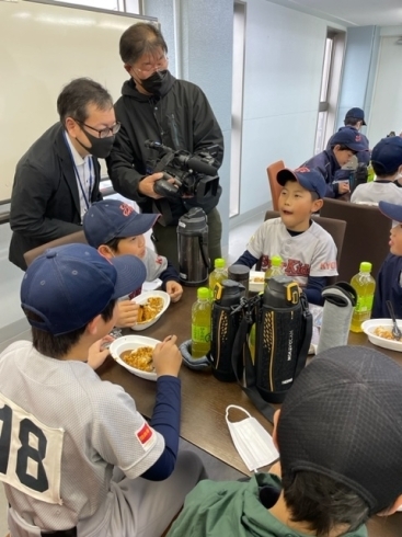 撮影されるテレビスタッフ「子ども食堂に行きました[右京区で親の負担がない少年野球チーム]」