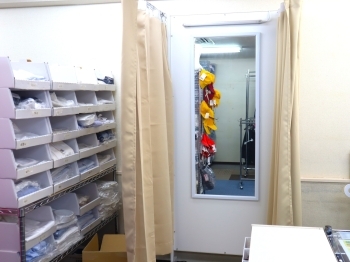 試着室もあるので、安心してサイズ確認できます。「学生服リユースShop さくらや川口店」