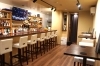店内は白を基調とした明るい空間
テーブル席は4～5名までOK
「BAR SAND」