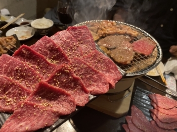 七輪で焼く肉は格別に美味しい！　焼き加減も絶妙に調整出来ます。「ホルモンバルヤマト 明石本店」