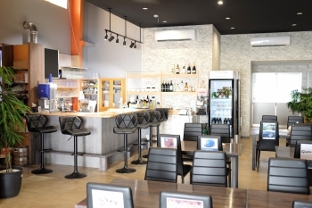 広々としたカフェスペース　大きなモニターのご用意もございます「community kawaguchi」