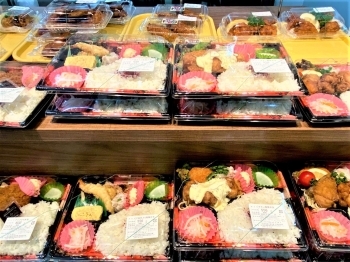毎朝「祥華」から届けられる多彩な種類のお弁当たち「Waku2 Kitchen」