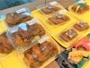 人気のから揚げなど、こだわりの惣菜が並びます「Waku2 Kitchen」