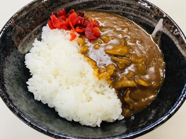 「おはようございます☀️11/29(金)の限定menu✨カレーライス……¥700-(サラダ･エビの味噌汁、付き)です。٩(๑^o^๑)۶」