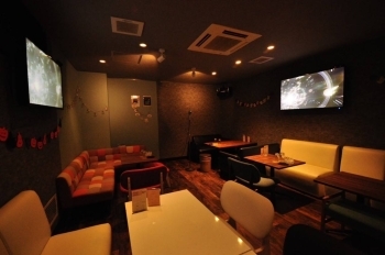 ボックス席（5席）はカフェのような空間。「Karaoke Bar（カラオケバル）Bell」