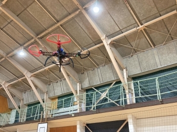 ドローンの飛行練習は体育館やグラウンドを利用します。「DWSドローンスクール新潟村上」