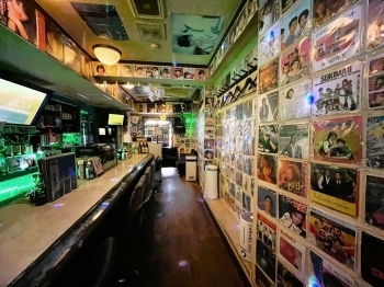店内の壁には、懐かしのレコードがずらり！「歌謡曲Bar BUNZ（ブンズ）」