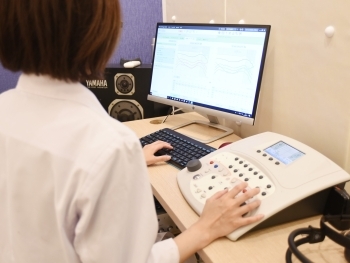 聴力測定室で正確な聴力を測定して補聴器を調整します「立川補聴器センター」