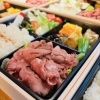 満足感のある人気のローストビーフのお弁当「馬込霊園近くで法事・お祝い会食｜個室で味わう箱御膳懐石と和牛ステーキ弁当配達」