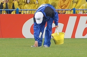 試合中に芝生がはがれたり、削れたりしたところに、砂を入れているのです。後半のピッチコンディションもこれでバッチリ！