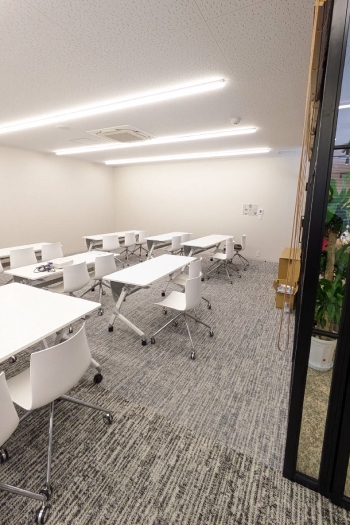 2階のイベントスペース。研修やワークショップ・会議など使用可「CHIENOWA BASE」