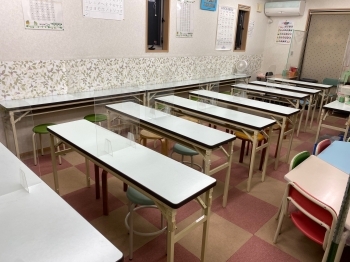 教室内の様子　張り替えたばかりの壁紙はよく見ると…？？「公文式寿町一丁目教室」