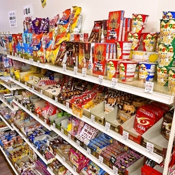 小腹がすいた時に欲しくなるお菓子も豊富に用意「有限会社 ユーカリ書房 兵庫大学店」