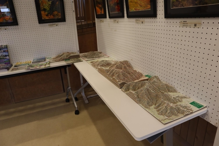 『月山』等の立体地図模型も展示されています。「『やまがた百名山Instagramフォトコンテスト』の写真展に伺ってきました」