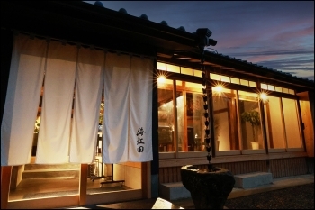 明治39年築の古民家
時刻、季節と共に様々な景観が見どころです「restaurant KAIEDA」