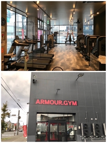 窓にはフィルムが貼ってあるので外からは見えません。「ARMOUR.GYM」