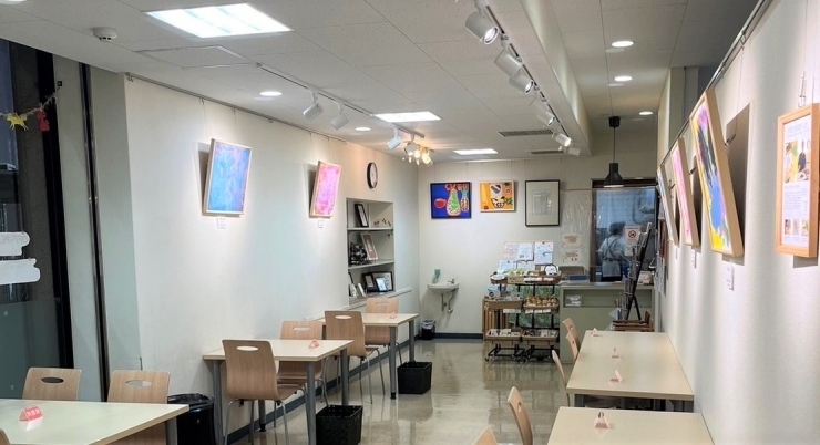 「ふらっと新宿 新宿スポーツセンター店 カフェふらっと」障害者や若年者のアートが楽しめるカフェです。