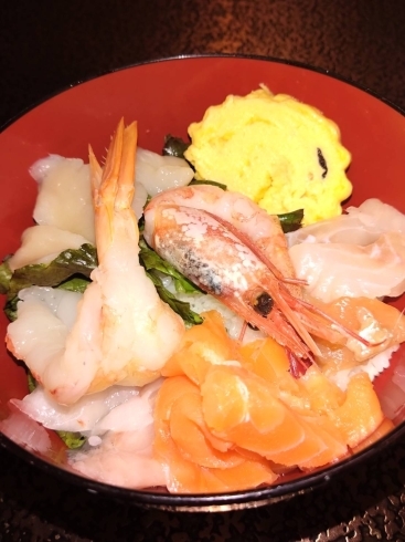 「Fresh＆Eat いーみん」新鮮な海鮮丼を低価格でご提供！