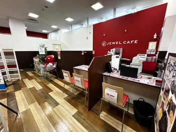 ドリンクやお菓子、雑誌、充電器などアメニティも充実♪「買取専門店 ジュエルカフェカエデウォーク長津田店」
