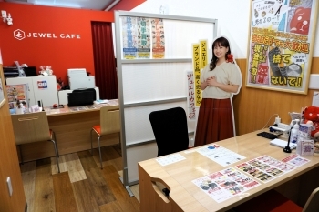 ドリンクやお菓子、雑誌、充電器などアメニティも充実♪「買取専門店 ジュエルカフェ荒川町屋店」